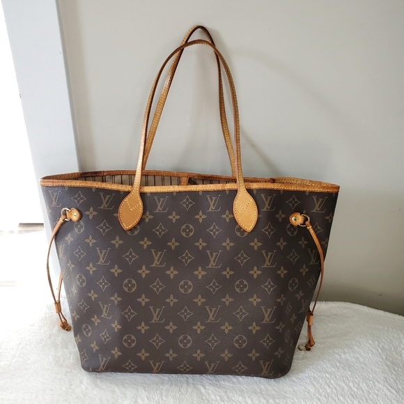 Louis Vuitton Handbags - Louis Vuitton Neverfull MM monogram canvas tote shoulder bag